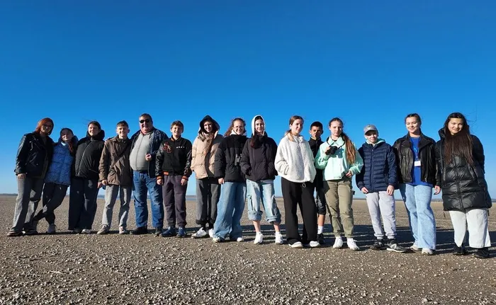 Вика 3-я слева в составе смены Проектная биология, Анапа