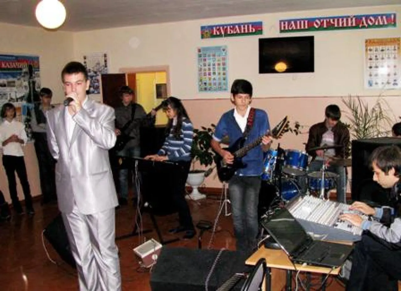 Вокально-инструментальный ансамбль «Ритм», руководитель Хашимов О. Р...