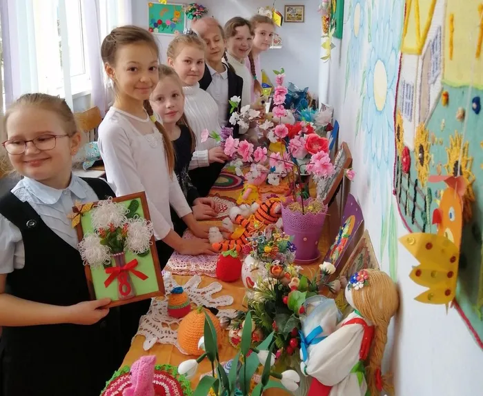 ВЫСТАВКА ПОДЕЛОК НА ДЕНЬ МАТЕРИ